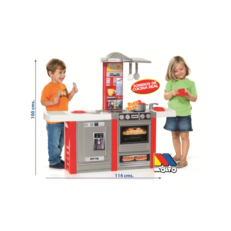 Una gran cocina totalmente equipada con horno, placa de cocinar, campana extractora, fregadero, frig