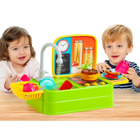 Cocina fregadero con accesorios y grifo real