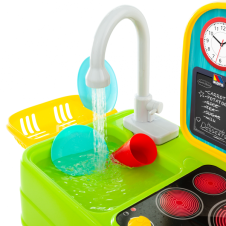 Cocina fregadero con accesorios y grifo real