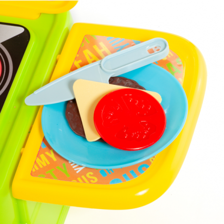 Cocina fregadero con accesorios y grifo real